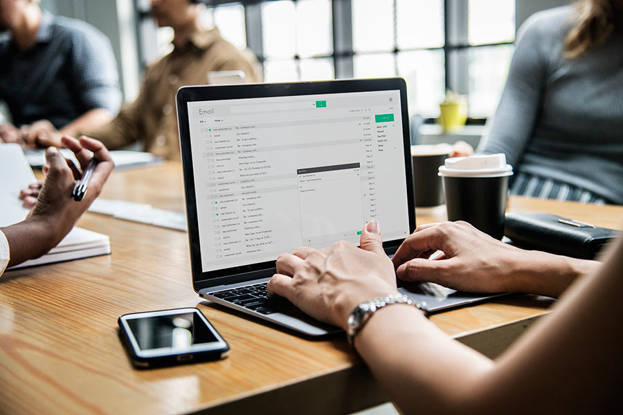 Pacífico Business School: Cursos especializados en Marketing y ventas 2 Mujer aplica metodología inbound en curso de marketing