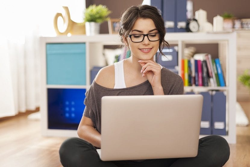 Pacífico Business School: Cursos especializados en Marketing y ventas 3 Mujer asiste a curso de ventas online