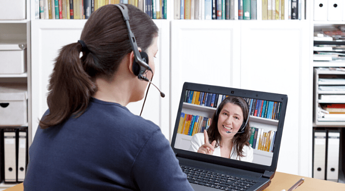 ¿Por qué estudiar el curso de Estrategia de Marketing Digital en Pacífico Business School? 4 Mujer recibe clases online en el Pacífico Business School