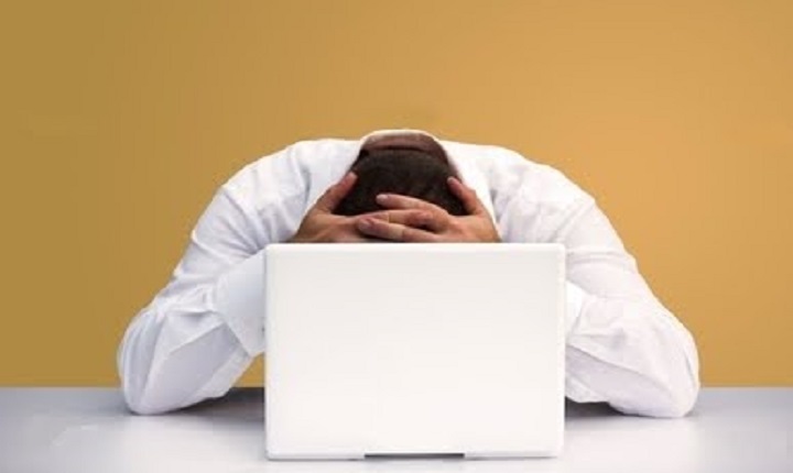 Hombre sufre las desventajas de estudiar online 