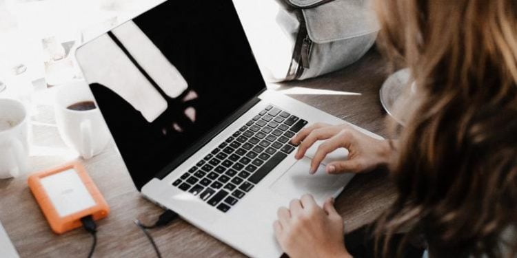 Cursos de product manager: ¿Dónde estudiar y por qué? 1 mujer busca en línea dónde hacer cursos de product Manager