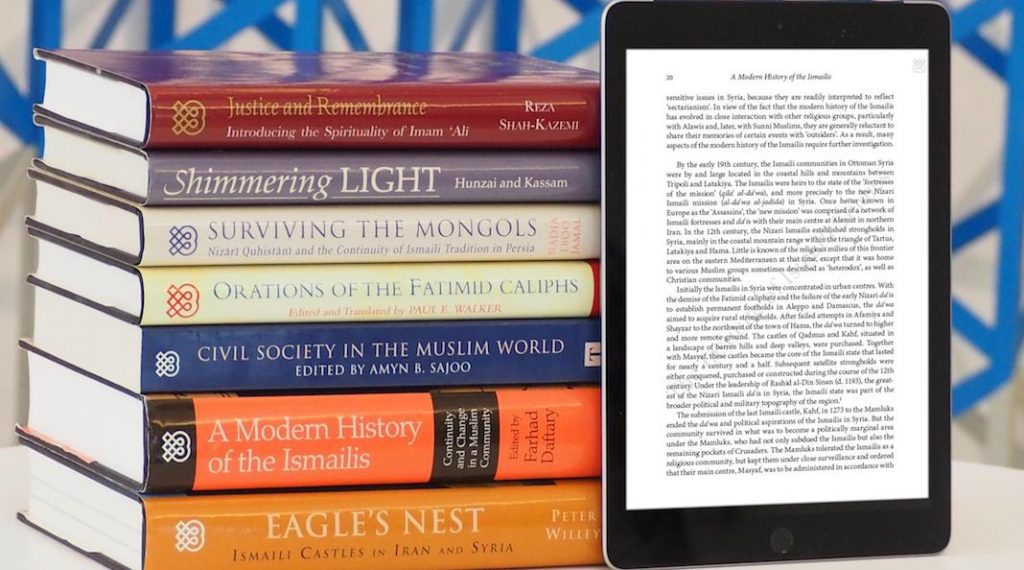 Cursos y Programas en UPC: Gestión Estratégica de Contenidos 5 Libro digital junto a libros impresos