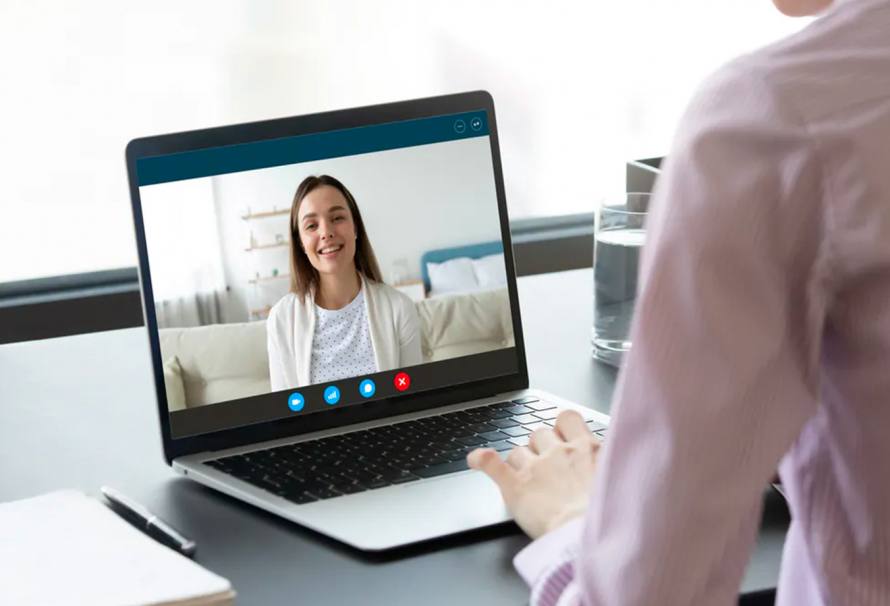 Profesora explica las funciones de un product management