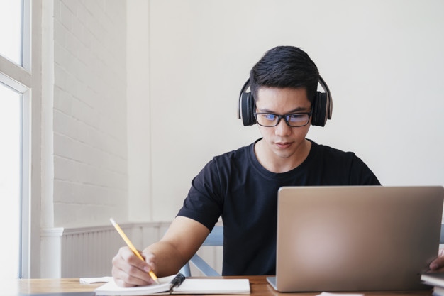 Joven estudiando Storytelling 