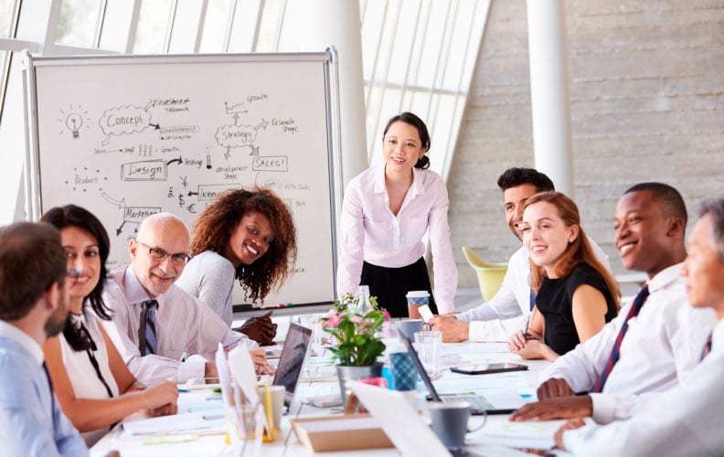 jefa de equipo de trabajo explica qué hace un product manager