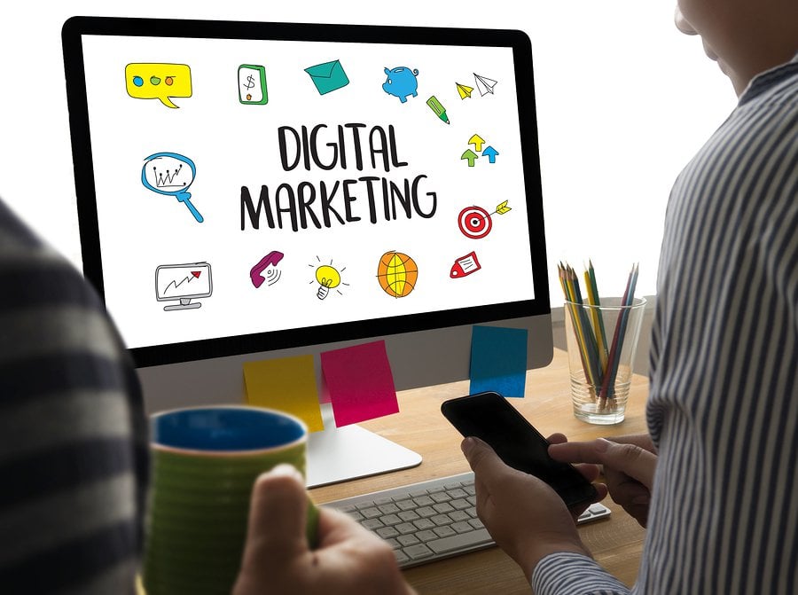 ¿Por qué estudiar Marketing Digital & E-Commerce en Pacífico Business School? 4 Mujer elige ilustración sobre marketing como fondo de pantalla en su pc