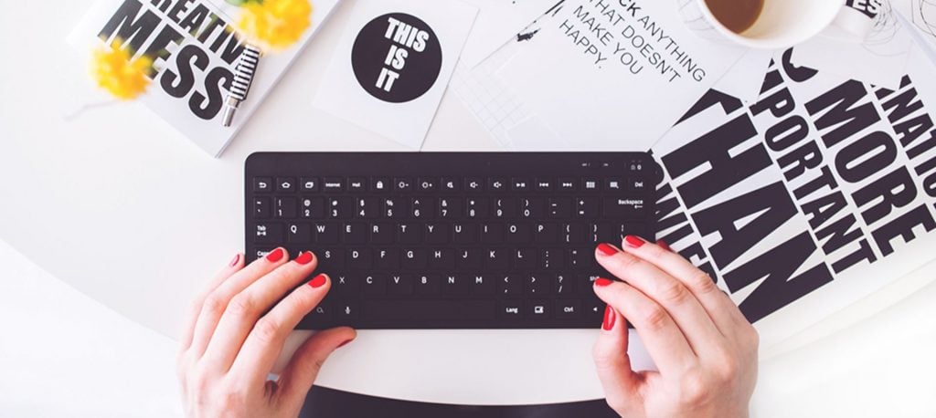 ¿Por qué estudiar Marketing Digital & E-Commerce en Pacífico Business School? 2 Mujer teclea en su pc sobre los beneficios de estudiar marketing en el Pacífico Business School