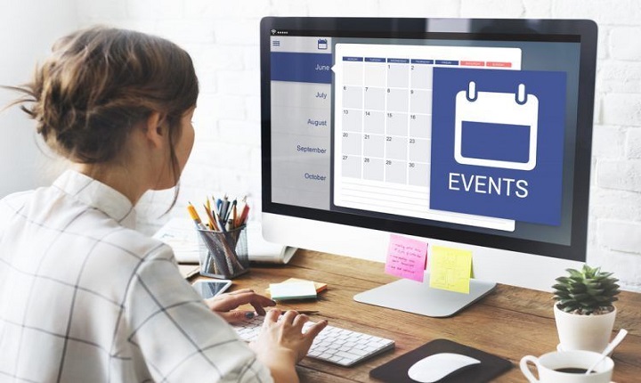 mujer recibe tarea para especialización en Marketing Digital