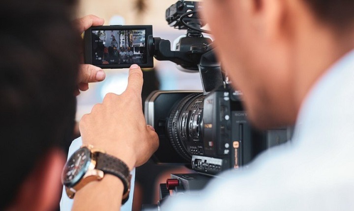 persona práctica manejo de cámara en curso de producción audiovisual