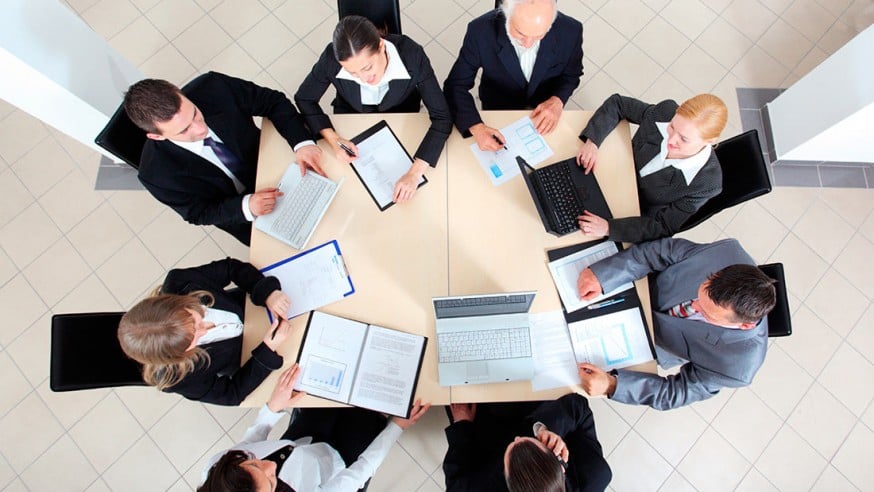 Equipo de profesionales se reúnen para discutir estrategias de trabajo