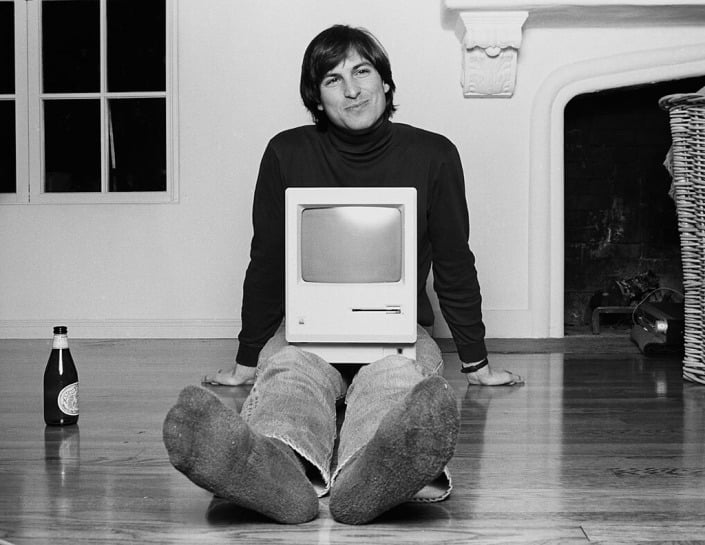 Cursos de product manager: ¿Dónde estudiar y por qué? 3 Steve Jobs junto a la primera computadora personal
