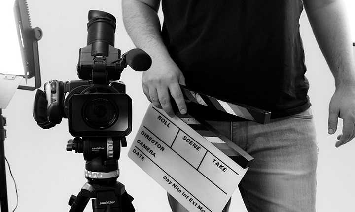 productor audiovisual con regleta en mano 