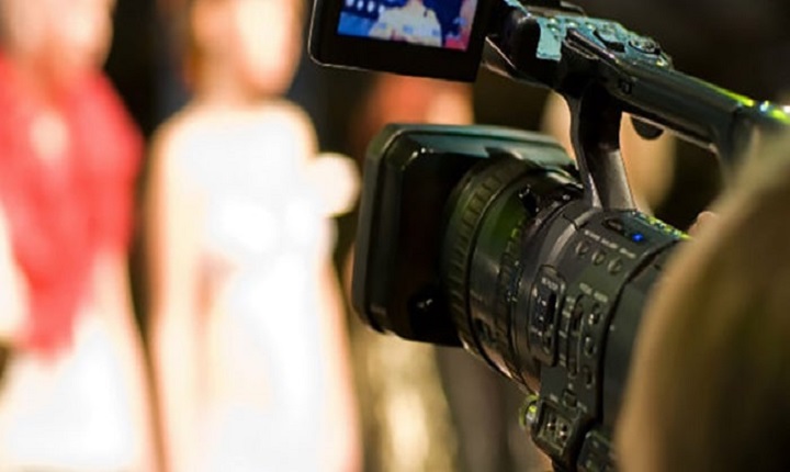 camarográfo intenta crear vídeos publicitarios