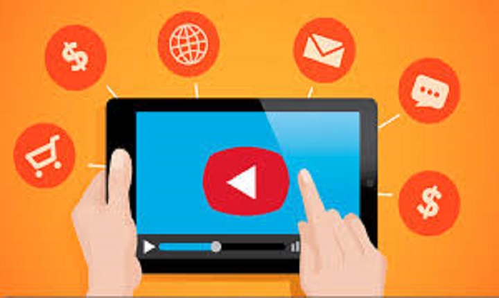 Persona reproduce publicidad audiovisual en Youtube