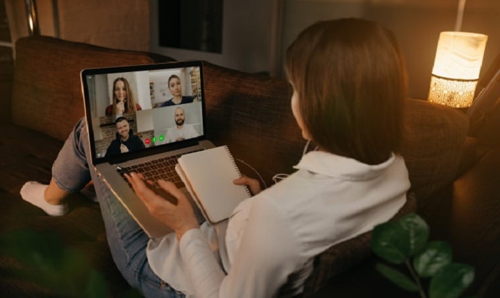 Mujer recibe educación virtual