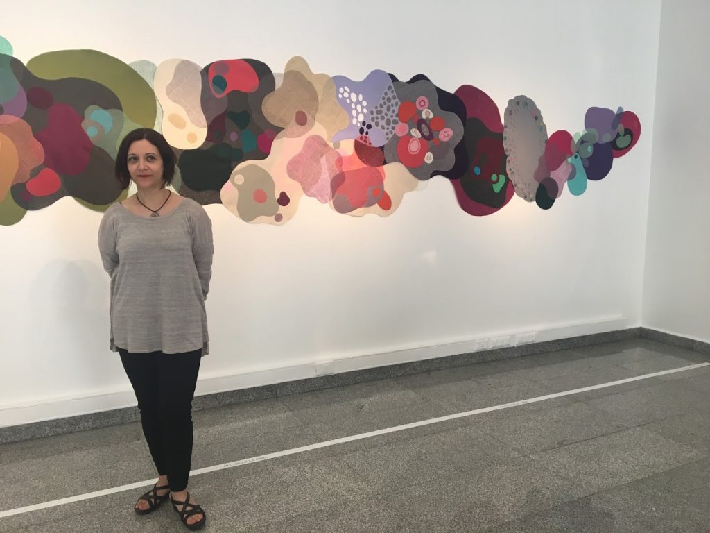 Artista visual muestra su obra en galeria de arte 
