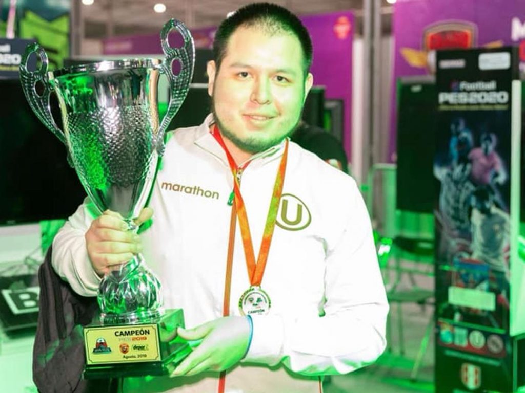¿Qué son los eSports? Esportistas y equipos peruanos 9 Jhona Kra recibiendo trofeo de PES 2019