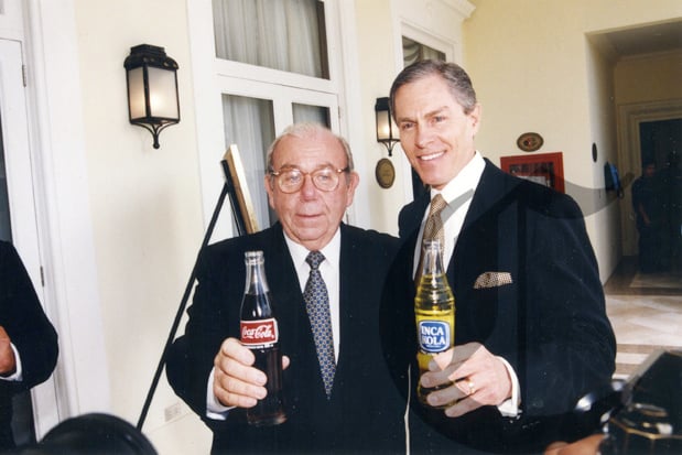 Inca Kola: La bebida gaseosa creada como agradecimiento al Perú 5 Johnny Lindley posa junto a funcionario de Coca Cola