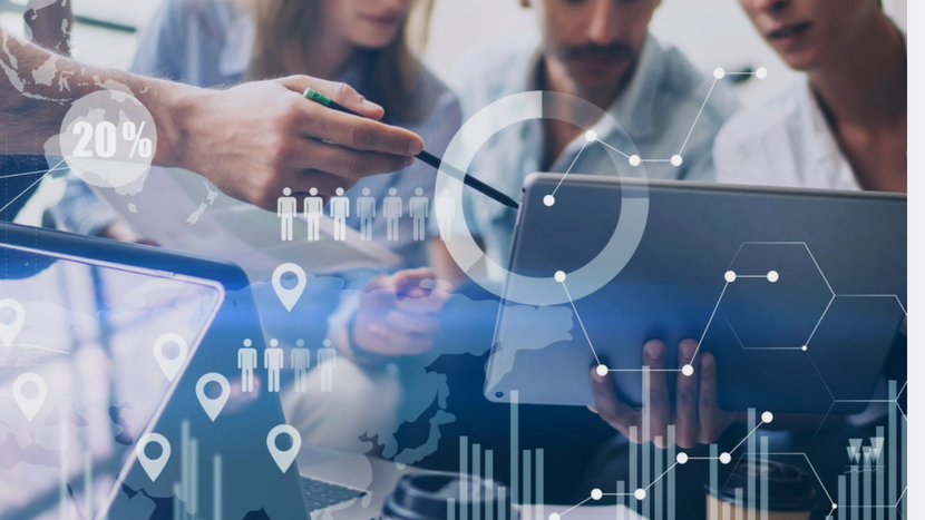 Equipo corporativo analizando información digital