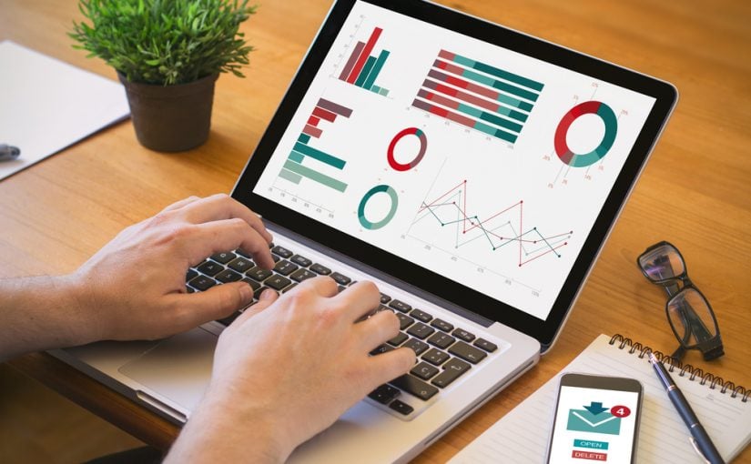 Persona realiza un análisis de datos  en su computadora