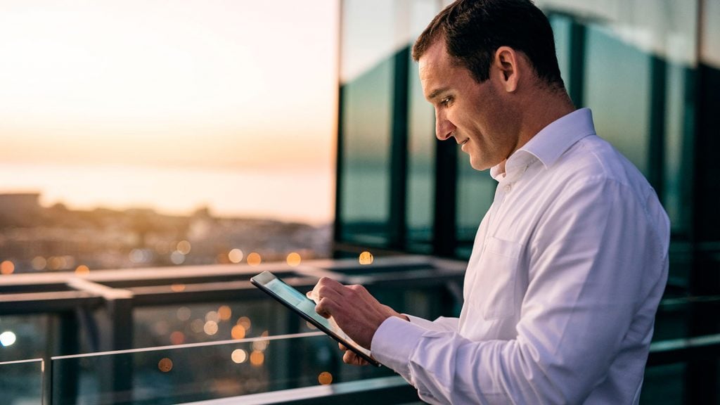 CEO, CIO, CFO, VP: ¿qué significan estas siglas dentro del mundo corporativo? 5 Hombre busca en su tablet sobre VP sales y VP operaciones