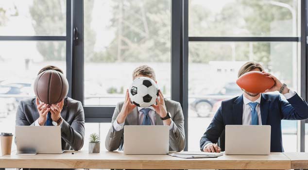 grupo de sports manager discuten sobre Qué es un manager deportivo