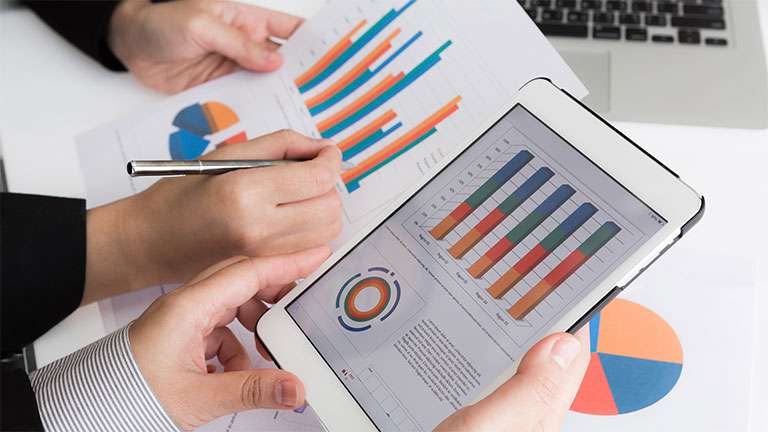 Persona busca cómo hacer un estudio de mercado online