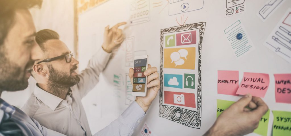 Equipo de trabajo planea el diseño de una aplicación móvil 