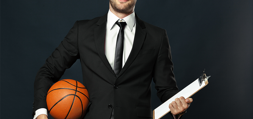sports manager sostiene su balón y tabla 