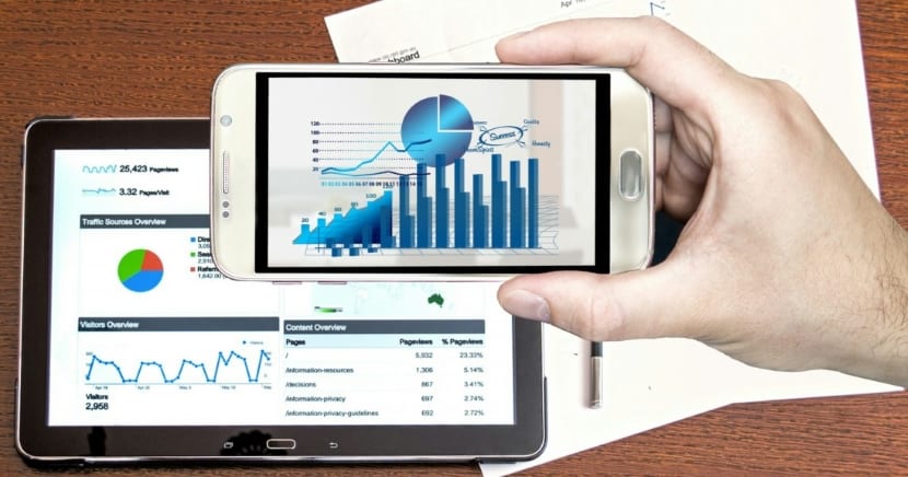 Hombre utiliza aplicaciones analíticas para plan de mercado