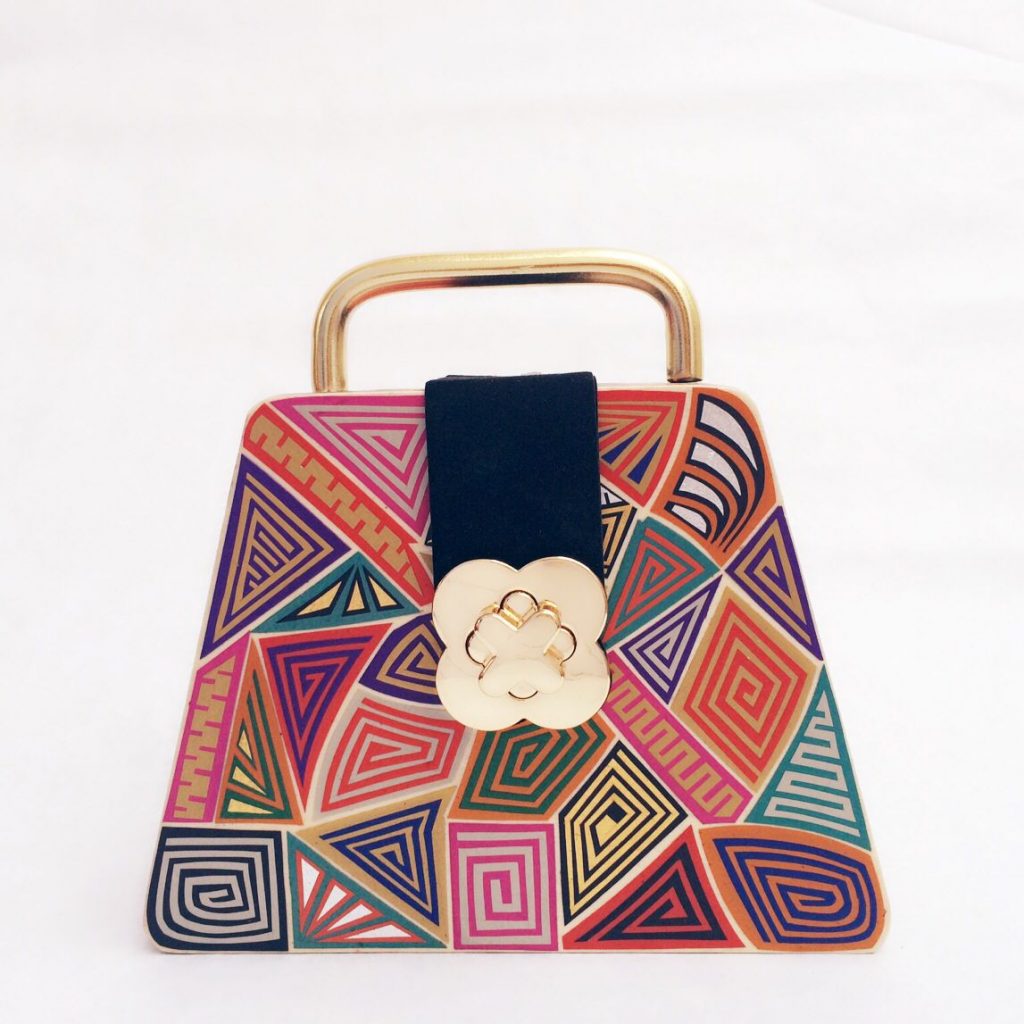 Conoce las marcas de moda que confeccionan ropa con material reciclado 12 Bolso de Dvotio, una de las marcas de moda sostenibles en el mundo