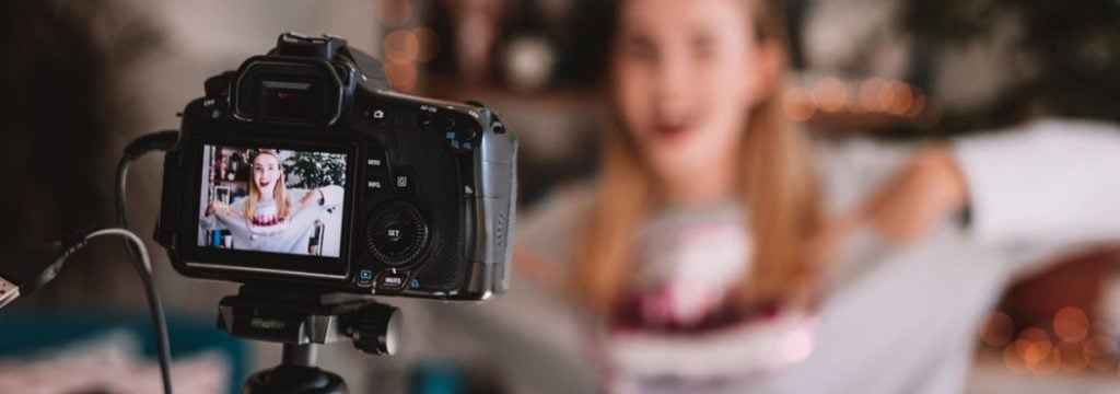 Mujer crea contenido para Youtube