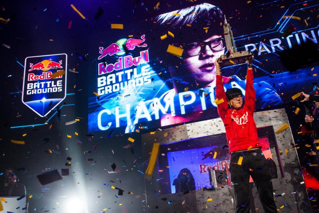 Jugador levanta trofeo en los eSports New York, 2013
