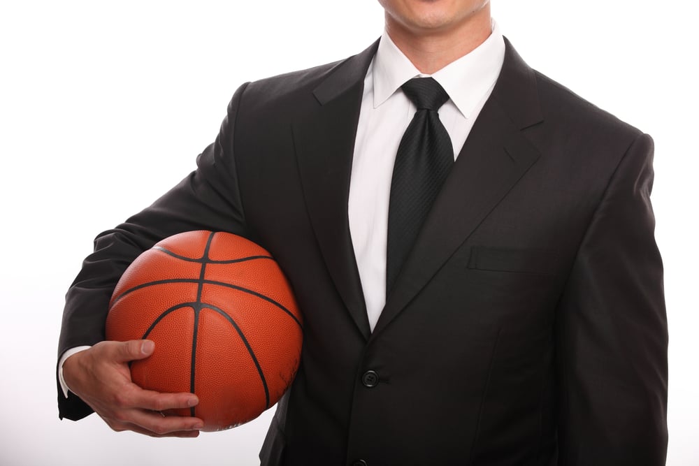 Profesional sostiene un balón de basket 