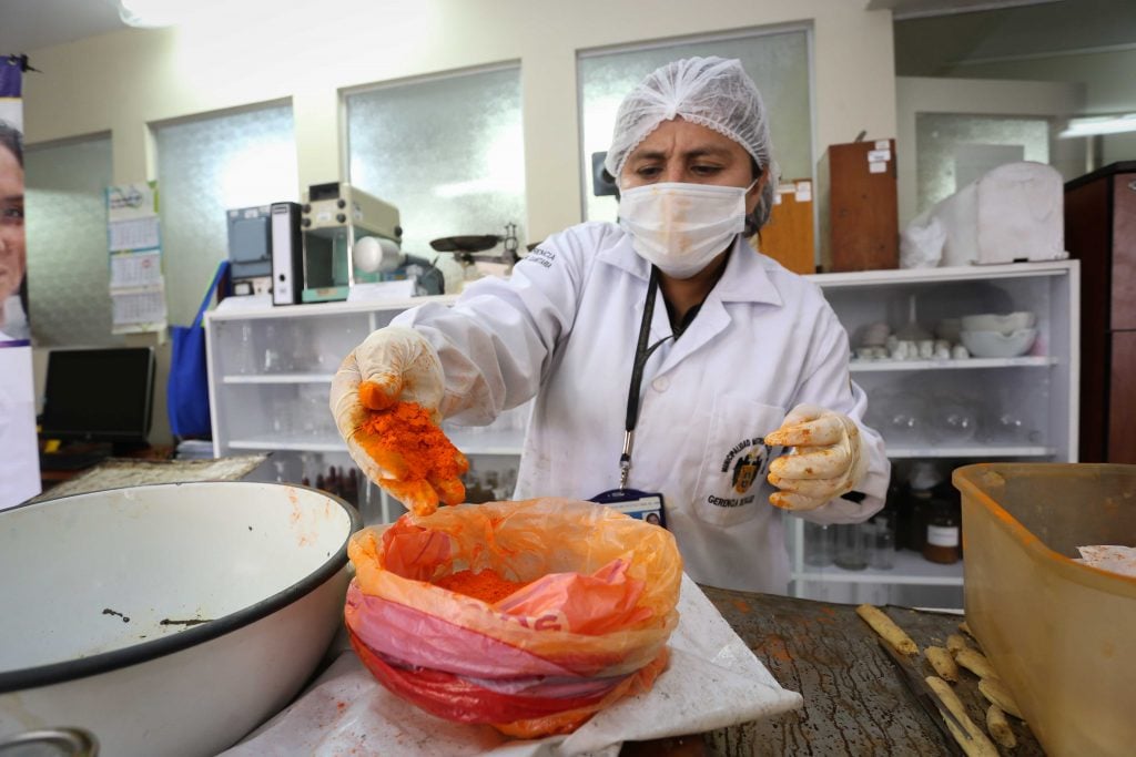 Turrón de Doña Pepa: Una esclava, un milagro y una tradición 5 Mujer prepara turrón de doña pepa exportación