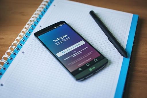 8 cursos de instagram gratuitos en Facebook Business 5 Home de instagram con librera y boligrafo para tomar notas