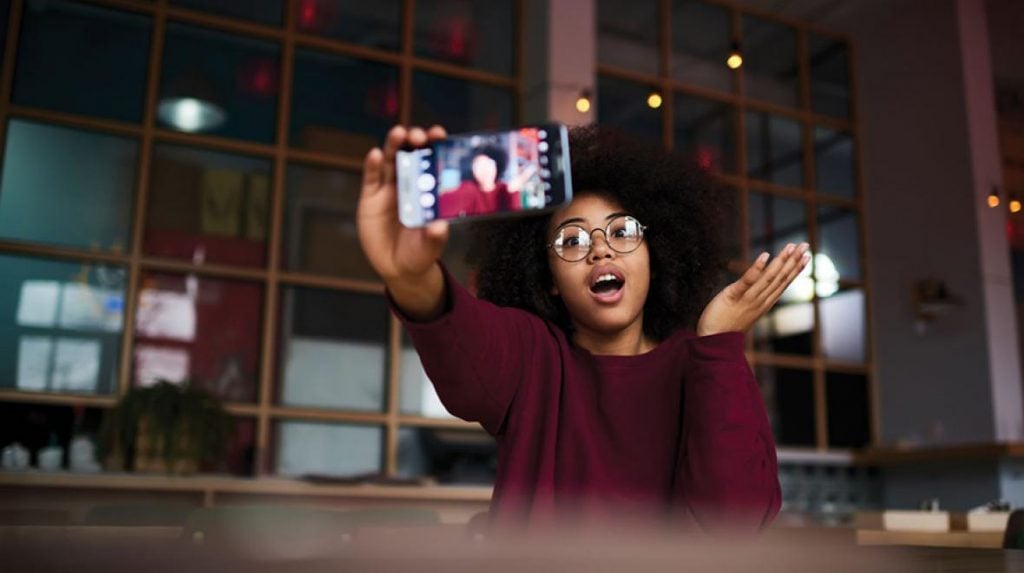 Joven grava vídeo sobre cuánto gana un youtuber peruano 