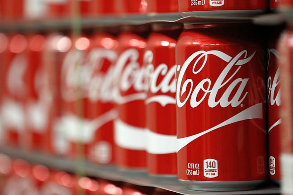 Publicidad ATL y BTL: ¿Qué son y cómo funcionan? 4 Latas de Coca Cola.