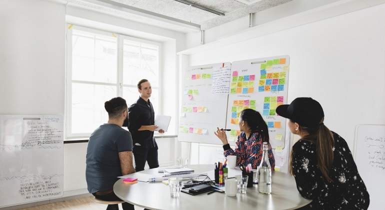 ¿Qué es el Business Model Canvas? 3 Equipo de trabajo discute el lienzo Canvas.