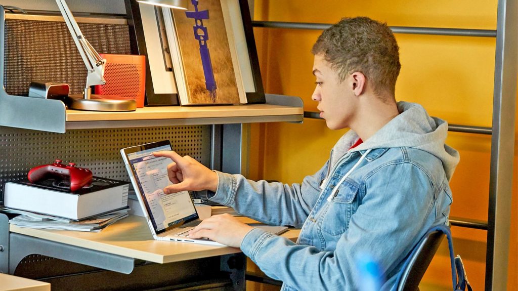 Persona estudiando cursos gratuitos online 