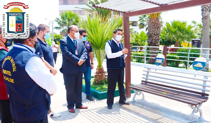 Personas presentando el malecón 