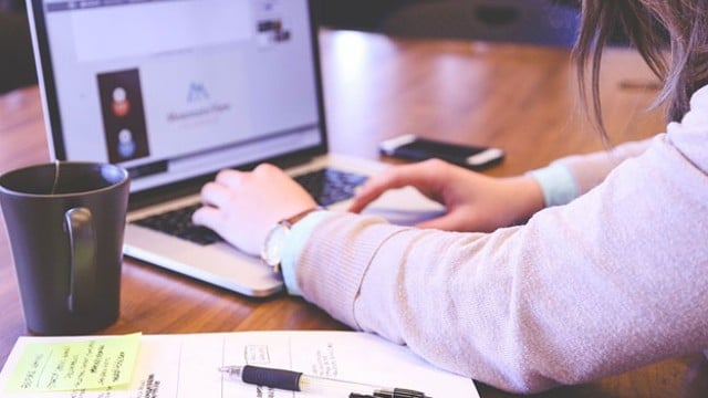 5 Diplomados Online en Dirección Comercial y Ventas 1 Hombre busca información sobre Diplomados en Dirección Comercial y Ventas