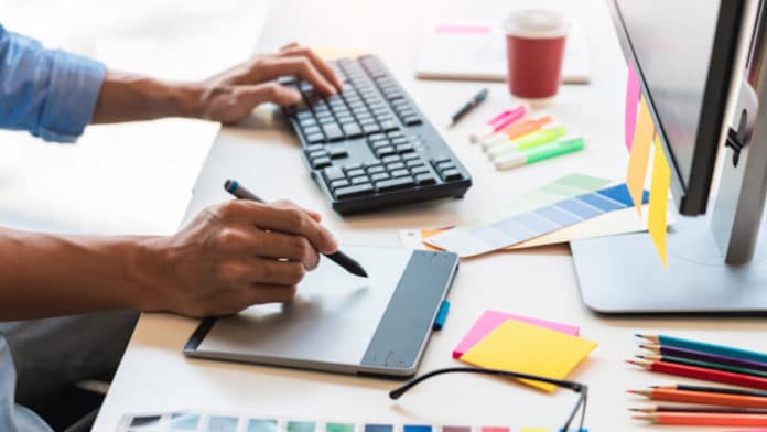 Cursos cortos de diseño y comunicación: Modalidad Online en ISIL 5 Persona toma cursos de diseño y comunicación de la ISIL
