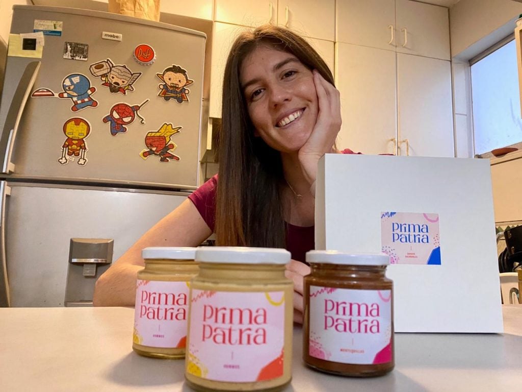 Día de la Mujer Emprendedora: 6 tips para iniciar tu emprendimiento 3 Emprendedora mostrando sus productos