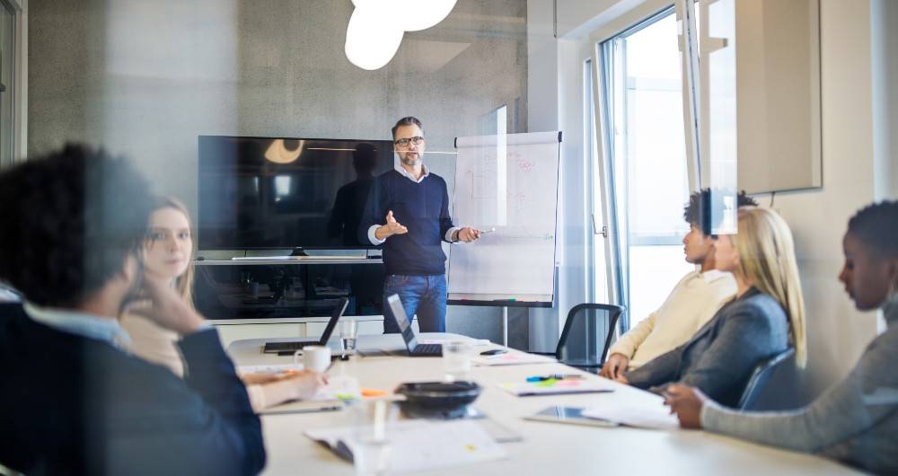 ¿Qué es el Coste por Lead (CPL) y cómo se calcula? 2 Reunión de personal ejecutivo.