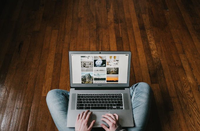 mujer busca curso de dirección de ventas en su laptop 