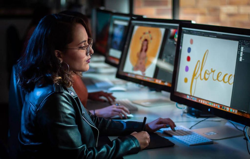 Cursos cortos de diseño y comunicación: Modalidad Online en ISIL 3 Mujer toma cursos de diseño y comunicación de la ISIL