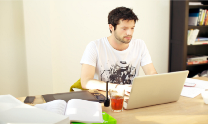 5 Diplomados Online en Dirección Comercial y Ventas 2 Hombre busca en su computadora Diplomados en Dirección Comercial y Ventas