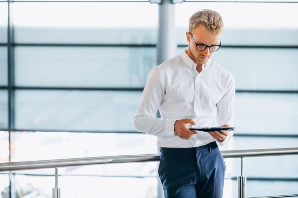 Hombre busca en su tablet curso de dirección de ventas 