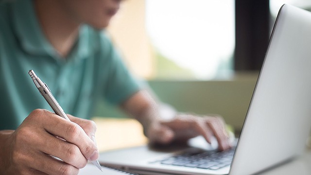 Persona se apunta en curso online 